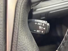 【レーダークルーズコントロール】高速道路での長距離走行が楽に！！自動で速度を保つクルーズコントロールが、衝突軽減システムと連携し、前方の車両を感知して車間を保つように速度調節してくれます！！ 6