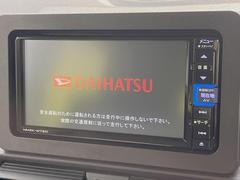 【純正ナビ】人気の純正ナビを装備しております。ナビの使いやすさはもちろん、オーディオ機能も充実！キャンプや旅行はもちろん、通勤や買い物など普段のドライブも楽しくなるはず♪ 4