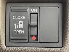 【パワースライドドア】スマートキーや運転席のスイッチでスライドドアの開閉が可能♪電動だから力を入れてドアを開ける必要が無く、小さいお子様でも、重い荷物を持っている時もラクに開け閉めできます♪ 4