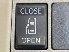 【パワースライドドア】スマートキーや運転席のスイッチでスライドドアの開閉が可能♪電動だから力を入れてドアを開ける必要が無く、小さいお子様でも、重い荷物を持っている時もラクに開け閉めできます♪ 5