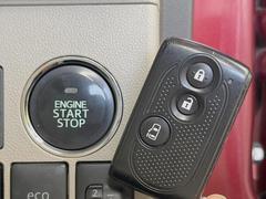 【キーフリーシステム】カバンやポケットに入れたままでもドアの施錠・解錠が可能なスマートキーを装備。エンジンのオン・オフ時もカギを取り出す必要が無いからとっても便利です♪ 6