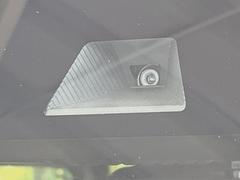 【ホンダセンシング】走行中に前方の車両等を認識し、衝突しそうな時は警報とブレーキで衝突回避と被害軽減をアシスト。より安全にドライブをお楽しみいただけます。 3