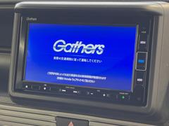 【純正ナビ】人気の純正ナビを装備しております。ナビの使いやすさはもちろん、オーディオ機能も充実！キャンプや旅行はもちろん、通勤や買い物など普段のドライブも楽しくなるはず♪ 4