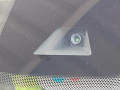 【三菱ｅ−Ａｓｓｉｓｔ】走行中に前方の車両等を認識し、衝突しそうな時は警報とブレーキで衝突回避と被害軽減をアシスト。より安全にドライブをお楽しみいただけます。 3