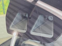 【スマートアシスト】走行中に前方の車両等を認識し、衝突しそうな時は警報とブレーキで衝突回避と被害軽減をアシスト。より安全にドライブをお楽しみいただけます。 3