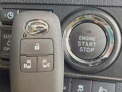 【キーフリーシステム】カバンやポケットに入れたままでもドアの施錠・解錠が可能なスマートキーを装備。エンジンのオン・オフ時もカギを取り出す必要が無いからとっても便利です♪ 6