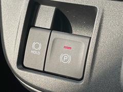 【電動パーキングブレーキ】パーキングブレーキは便利な電動式！ボタン一つで操作でき、アクセルを踏めば自動で解除されます♪レバーやペダルが無いので運転席廻りもすっきりしますね♪ 7