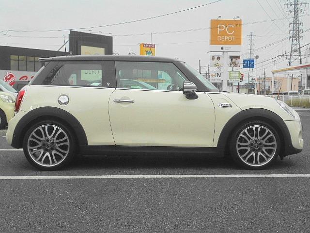 MINI クーパーSD ユアーズパッケージ 専用内装・レザーステア・黒革シート アロイ18アルミ インテリジェントセイフティ ナビ Bモニター ETC2.0 カメラベースクルコン PDC DSC Pアシスト シートヒーター(4枚目)