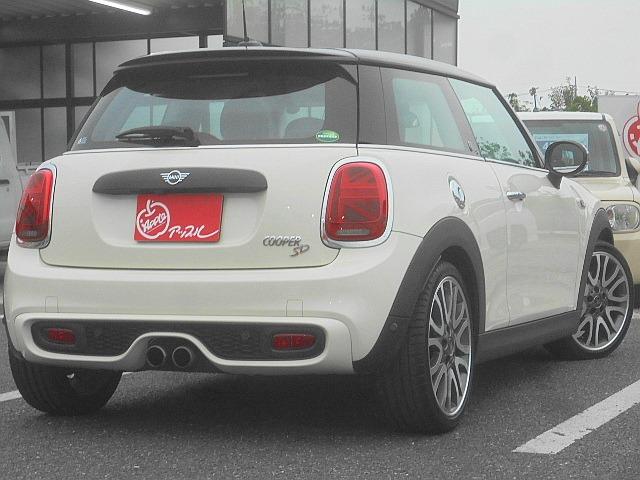 MINI クーパーSD ユアーズパッケージ 専用内装・レザーステア・黒革シート アロイ18アルミ インテリジェントセイフティ ナビ Bモニター ETC2.0 カメラベースクルコン PDC DSC Pアシスト シートヒーター(8枚目)