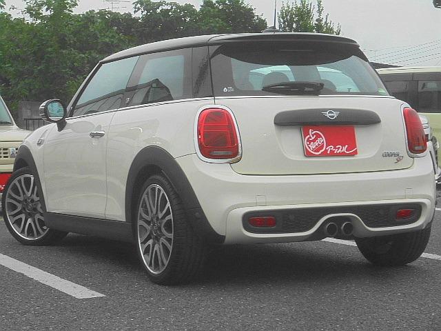 MINI クーパーSD ユアーズパッケージ 専用内装・レザーステア・黒革シート アロイ18アルミ インテリジェントセイフティ ナビ Bモニター ETC2.0 カメラベースクルコン PDC DSC Pアシスト シートヒーター(9枚目)