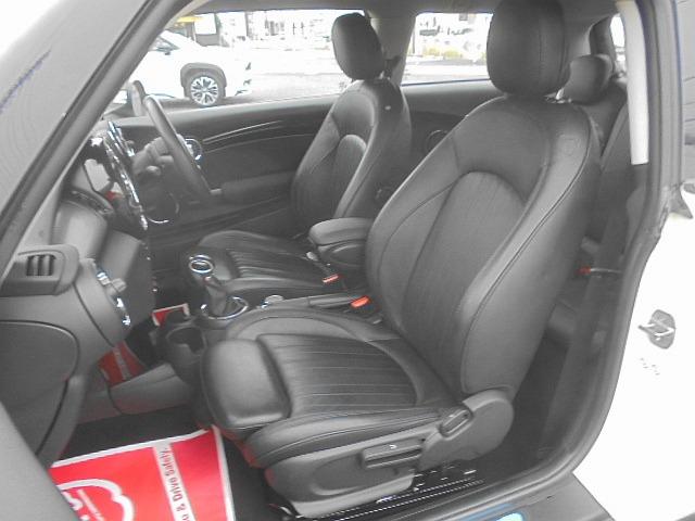 MINI クーパーSD ユアーズパッケージ 専用内装・レザーステア・黒革シート アロイ18アルミ インテリジェントセイフティ ナビ Bモニター ETC2.0 カメラベースクルコン PDC DSC Pアシスト シートヒーター(13枚目)