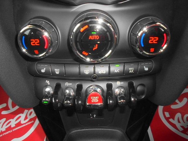 MINI クーパーSD ユアーズパッケージ 専用内装・レザーステア・黒革シート アロイ18アルミ インテリジェントセイフティ ナビ Bモニター ETC2.0 カメラベースクルコン PDC DSC Pアシスト シートヒーター(25枚目)