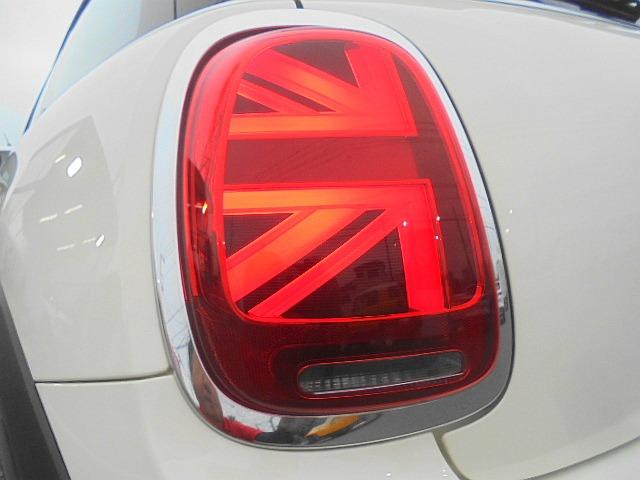 MINI クーパーSD ユアーズパッケージ 専用内装・レザーステア・黒革シート アロイ18アルミ インテリジェントセイフティ ナビ Bモニター ETC2.0 カメラベースクルコン PDC DSC Pアシスト シートヒーター(28枚目)