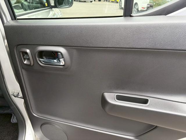 アルトワークス ベースグレード　オートライト　ＨＩＤ　スマートキー　電動格納ミラー　ＭＴ　盗難防止システム　ＡＢＳ　ＥＳＣ　ＵＳＢ　アルミホイール　衝突安全ボディ　エアコン　パワーステアリング　パワーウィンドウ（17枚目）