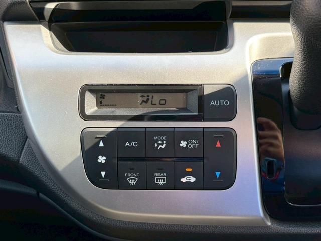 手の届きやすいところで簡単操作ができる空調付き！オールシーズンお好みの温度調節ができます。