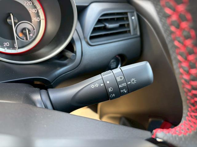 スイフトスポーツ ベースグレード　クリアランスソナー　オートクルーズコントロール　レーンアシスト　衝突被害軽減システム　アルミホイール　オートライト　ＬＥＤヘッドランプ　スマートキー　電動格納ミラー　シートヒーター　ＭＴ（43枚目）