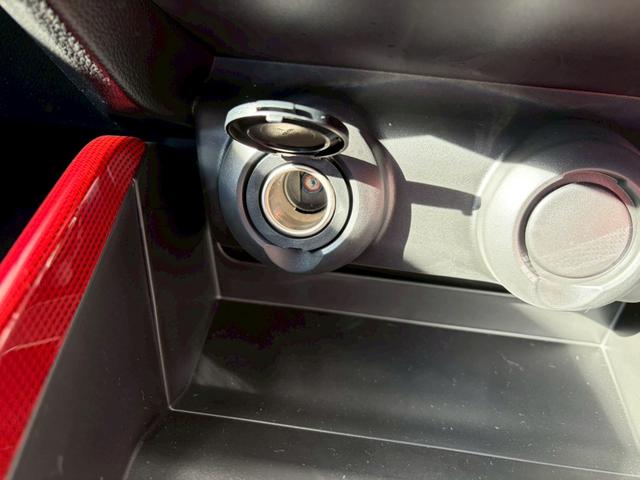 スイフトスポーツ ベースグレード　クリアランスソナー　オートクルーズコントロール　レーンアシスト　衝突被害軽減システム　アルミホイール　オートライト　ＬＥＤヘッドランプ　スマートキー　電動格納ミラー　シートヒーター　ＭＴ（50枚目）