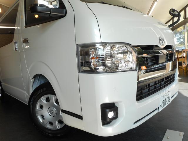 ハイエースバン スーパーＧＬ　ダークプライムＩＩ　登録済み未使用車　ＬＥＤヘッドライト　両側パワースライド　パノラミックビューカメラ　純正フロアマット　トヨタセーフティセンス（4枚目）