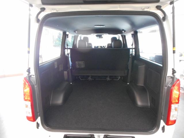 ハイエースバン スーパーＧＬ　ダークプライムＩＩ　登録済み未使用車　ＬＥＤヘッドライト　両側パワースライド　パノラミックビューカメラ　純正フロアマット　トヨタセーフティセンス（13枚目）