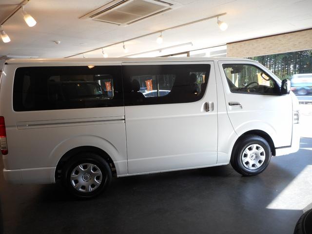 ハイエースバン スーパーＧＬ　ダークプライムＩＩ　登録済み未使用車　ＬＥＤヘッドライト　両側パワースライド　パノラミックビューカメラ　純正フロアマット　トヨタセーフティセンス（18枚目）