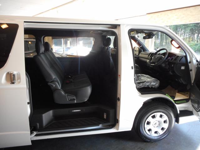 ハイエースバン スーパーＧＬ　ダークプライムＩＩ　登録済み未使用車　ＬＥＤヘッドライト　両側パワースライド　パノラミックビューカメラ　純正フロアマット　トヨタセーフティセンス（19枚目）