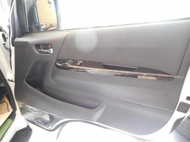 ハイエースバン スーパーＧＬ　ダークプライムＩＩ　登録済み未使用車　ＬＥＤヘッドライト　両側パワースライド　パノラミックビューカメラ　純正フロアマット　トヨタセーフティセンス（20枚目）
