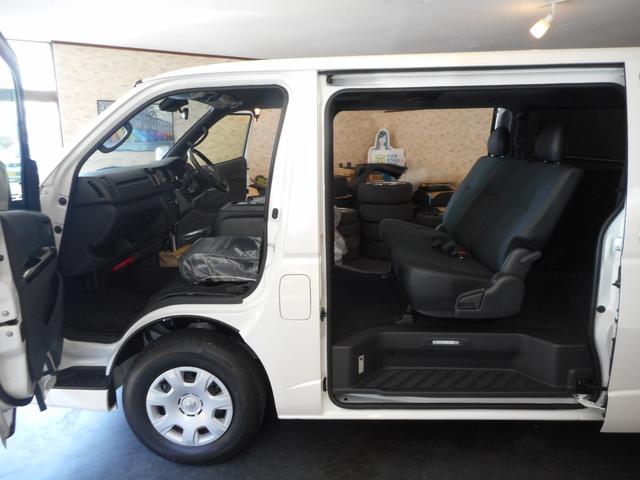 ハイエースバン スーパーＧＬ　ダークプライムＩＩ　登録済み未使用車　ＬＥＤヘッドライト　両側パワースライド　パノラミックビューカメラ　純正フロアマット　トヨタセーフティセンス（23枚目）