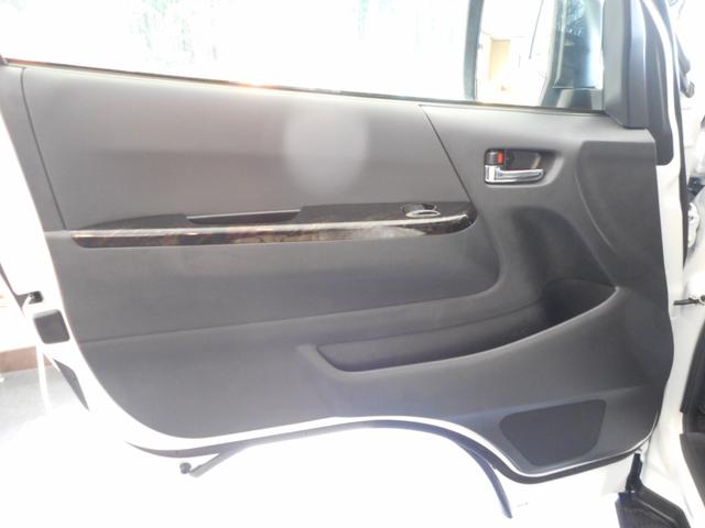 ハイエースバン スーパーＧＬ　ダークプライムＩＩ　登録済み未使用車　ＬＥＤヘッドライト　両側パワースライド　パノラミックビューカメラ　純正フロアマット　トヨタセーフティセンス（24枚目）