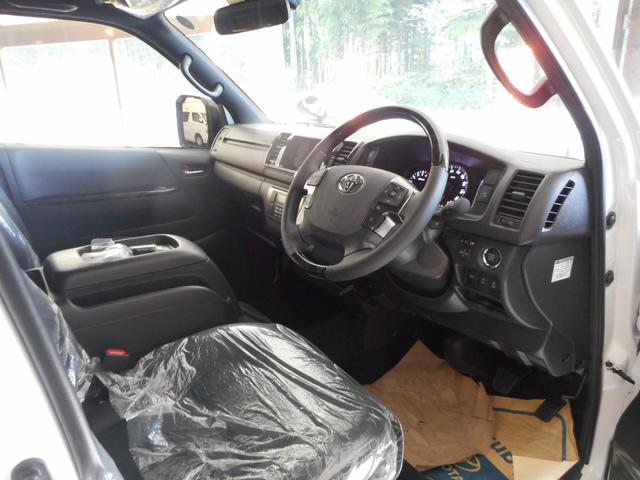 ハイエースバン スーパーＧＬ　ダークプライムＩＩ　登録済み未使用車　ＬＥＤヘッドライト　両側パワースライド　パノラミックビューカメラ　純正フロアマット　トヨタセーフティセンス（26枚目）