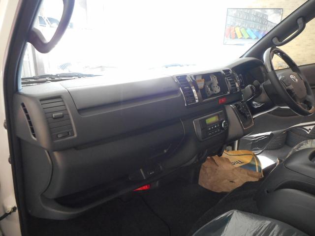 ハイエースバン スーパーＧＬ　ダークプライムＩＩ　登録済み未使用車　ＬＥＤヘッドライト　両側パワースライド　パノラミックビューカメラ　純正フロアマット　トヨタセーフティセンス（29枚目）