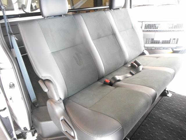 ハイエースバン スーパーＧＬ　ダークプライムＩＩ　登録済み未使用車　ＬＥＤヘッドライト　両側パワースライド　パノラミックビューカメラ　純正フロアマット　トヨタセーフティセンス（32枚目）