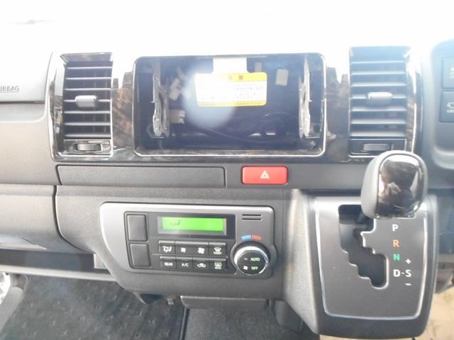 ハイエースバン スーパーＧＬ　ダークプライムＩＩ　登録済み未使用車　ＬＥＤヘッドライト　両側パワースライド　パノラミックビューカメラ　純正フロアマット　トヨタセーフティセンス（40枚目）