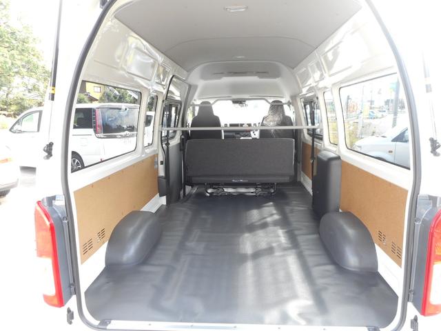 ハイエースバン ＳロングワイドＤＸ　ＧＬパッケージ　ディーゼル４ＷＤ　ＬＥＤヘッドランプ　パノラミックビューカメラ　リアエアコン　リアヒーター　助手席側ＳＲＳエアーバッグプリテンショナー＆フォースリミッター付き　スライドドアイージークローザー　マット（16枚目）