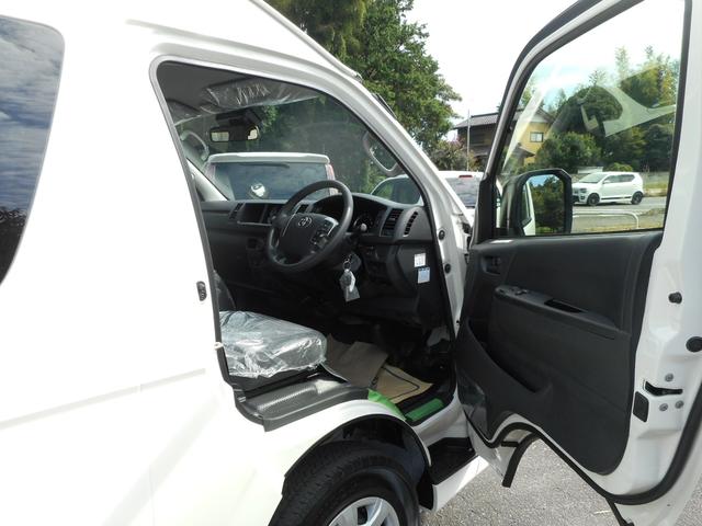ハイエースバン ＳロングワイドＤＸ　ＧＬパッケージ　ディーゼル４ＷＤ　ＬＥＤヘッドランプ　パノラミックビューカメラ　リアエアコン　リアヒーター　助手席側ＳＲＳエアーバッグプリテンショナー＆フォースリミッター付き　スライドドアイージークローザー　マット（19枚目）