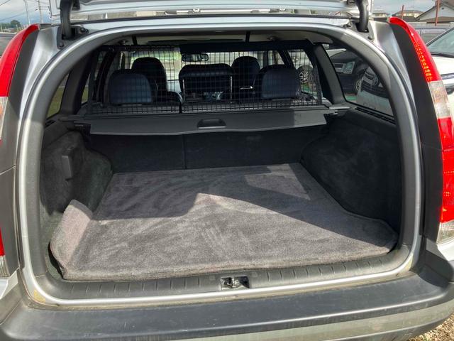Ｖ７０ Ｒ　４ＷＤ　ＥＴＣ　ナビ　オートクルーズコントロール　アルミホイール　ＨＩＤ　サンルーフ　パワーシート　ターボ　シートヒーター　ＡＴ　盗難防止システム　ＡＢＳ　ＣＤ　エアコン　パワーステアリング（30枚目）