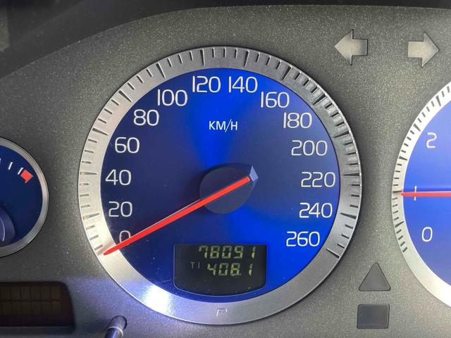 Ｖ７０ Ｒ　４ＷＤ　ＥＴＣ　ナビ　オートクルーズコントロール　アルミホイール　ＨＩＤ　サンルーフ　パワーシート　ターボ　シートヒーター　ＡＴ　盗難防止システム　ＡＢＳ　ＣＤ　エアコン　パワーステアリング（33枚目）
