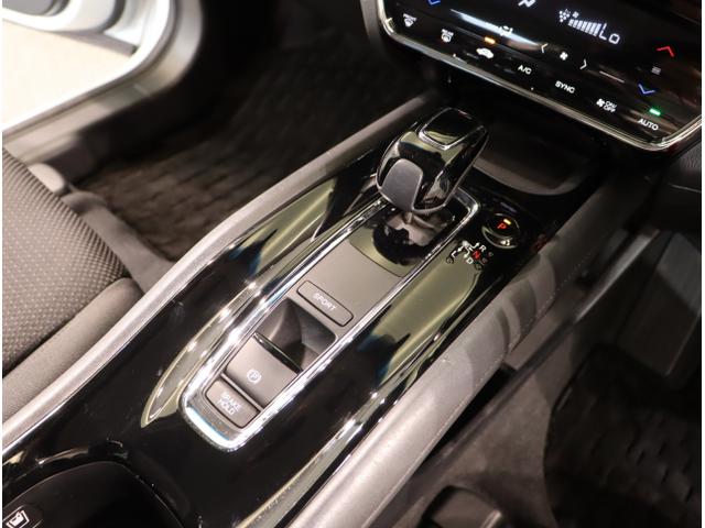 ヴェゼル ハイブリッドＸ・ホンダセンシング　地デジ　Ａクルーズ　Ｂモニ　スマキー　オートエアコン　ＶＳＡ　ＬＥＤヘッドライト　ＥＴＣ車載器　カーテンエアバッグ　ＡＢＳ　パワーウィンドウ　ＵＳＢ　Ｗエアバッグ（17枚目）