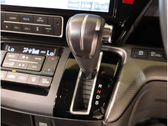 ステップワゴンスパーダ スパーダホンダセンシング　盗難防止　助手席エアバッグ　Ｗパワスラ　地デジ　サイドエアバッグ　ＬＥＤライト　横滑り防止システム　オートエアコン　ＵＳＢ　ナビ＆ＴＶ　三列シート　アイドリングＳ　ＥＴＣ付（18枚目）