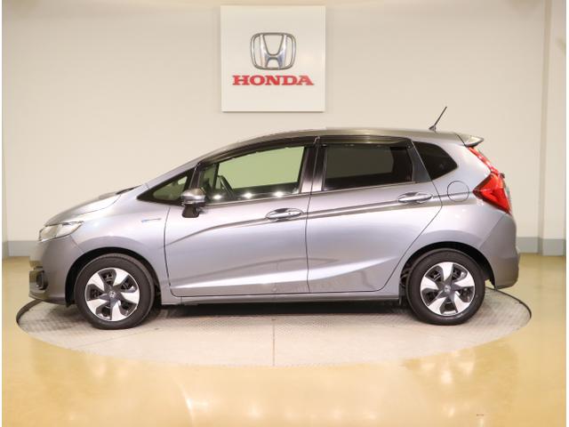 フィットハイブリッド Ｆ　地デジＴＶ　ナビＴＶ　リアカメラ　横滑り防止装置　フルオートエアコン　イモビライザー　ドライブレコーダー　キーフリーシステム　全席パワーウインドウ　パワーステアリング　アクティブクルーズ　ＡＢＳ（4枚目）