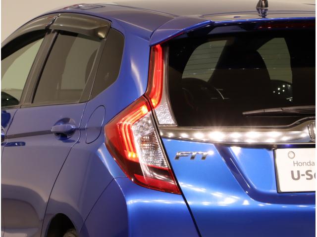 フィットハイブリッド Ｓパッケージ　サイドエアバック　リアカメラ　ＶＳＡ　クルコン　地デジＴＶ　イモビライザー　パワーウィンドウ　スマキー　ＤＶＤ再生　ナビＴＶ　ＥＴＣ付　Ｗエアバック　パワステ　エアバッグ　ＡＡＣ　ＡＢＳ（13枚目）