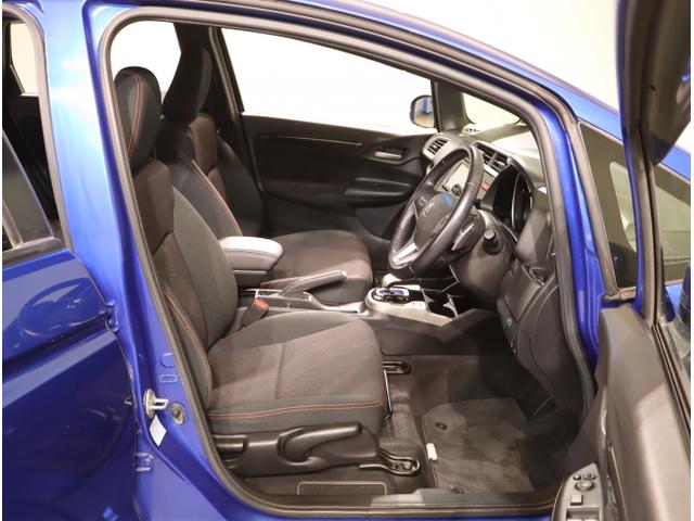 フィットハイブリッド Ｓパッケージ　サイドエアバック　リアカメラ　ＶＳＡ　クルコン　地デジＴＶ　イモビライザー　パワーウィンドウ　スマキー　ＤＶＤ再生　ナビＴＶ　ＥＴＣ付　Ｗエアバック　パワステ　エアバッグ　ＡＡＣ　ＡＢＳ（39枚目）