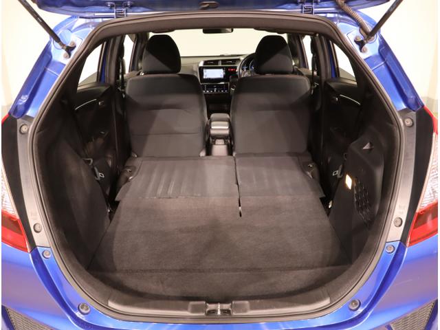 フィットハイブリッド Ｓパッケージ　サイドエアバック　リアカメラ　ＶＳＡ　クルコン　地デジＴＶ　イモビライザー　パワーウィンドウ　スマキー　ＤＶＤ再生　ナビＴＶ　ＥＴＣ付　Ｗエアバック　パワステ　エアバッグ　ＡＡＣ　ＡＢＳ（45枚目）