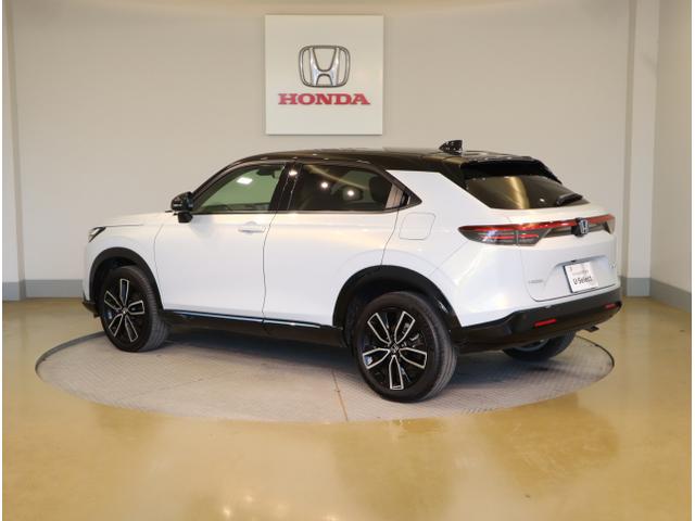 ヴェゼル ｅ：ＨＥＶＺ・ＰＬａＹパッケージ　『いまコレ＋新品フロアマット付き』　ＥＴＣ　ＬＥＤ　パノラマルーフ　マルチビューカメラ　パーキングセンサー　パワーバックドア　シートヒーター　４ＷＤ　クルーズコントロール　サイドカーテンエアバック（5枚目）