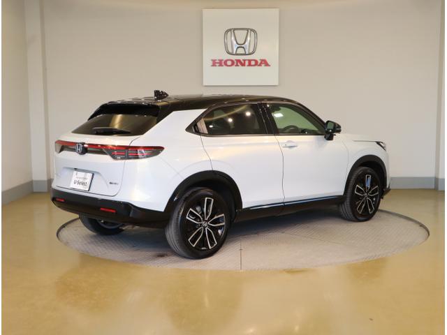 ヴェゼル ｅ：ＨＥＶＺ・ＰＬａＹパッケージ　『いまコレ＋新品フロアマット付き』　ＥＴＣ　ＬＥＤ　パノラマルーフ　マルチビューカメラ　パーキングセンサー　パワーバックドア　シートヒーター　４ＷＤ　クルーズコントロール　サイドカーテンエアバック（7枚目）