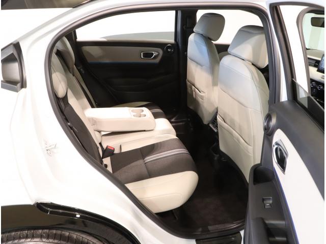 ヴェゼル ｅ：ＨＥＶＺ・ＰＬａＹパッケージ　『いまコレ＋新品フロアマット付き』　ＥＴＣ　ＬＥＤ　パノラマルーフ　マルチビューカメラ　パーキングセンサー　パワーバックドア　シートヒーター　４ＷＤ　クルーズコントロール　サイドカーテンエアバック（42枚目）