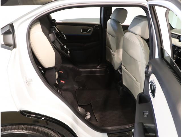 ヴェゼル ｅ：ＨＥＶＺ・ＰＬａＹパッケージ　『いまコレ＋新品フロアマット付き』　ＥＴＣ　ＬＥＤ　パノラマルーフ　マルチビューカメラ　パーキングセンサー　パワーバックドア　シートヒーター　４ＷＤ　クルーズコントロール　サイドカーテンエアバック（43枚目）