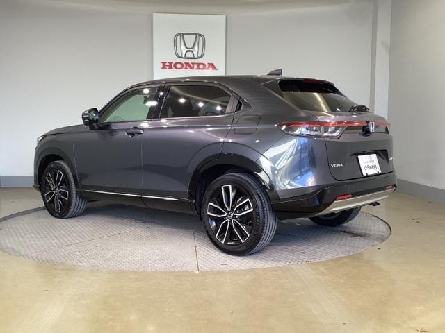 ヴェゼル ｅ：ＨＥＶＺ　地上デジタル　ＵＳＢ入力　ハンズフリーテールゲート　シートＨ　サイドエアＢ　パークセンサー　ＬＥＤヘットライト　ＥＳＣ　パワステ　ＡＡＣ　エアバック　アクティブクルーズ　ナビ＆ＴＶ（5枚目）