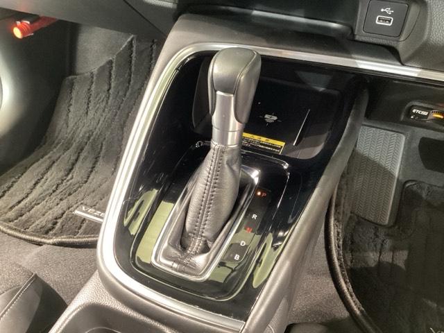 ヴェゼル ｅ：ＨＥＶＺ　地上デジタル　ＵＳＢ入力　ハンズフリーテールゲート　シートＨ　サイドエアＢ　パークセンサー　ＬＥＤヘットライト　ＥＳＣ　パワステ　ＡＡＣ　エアバック　アクティブクルーズ　ナビ＆ＴＶ（17枚目）