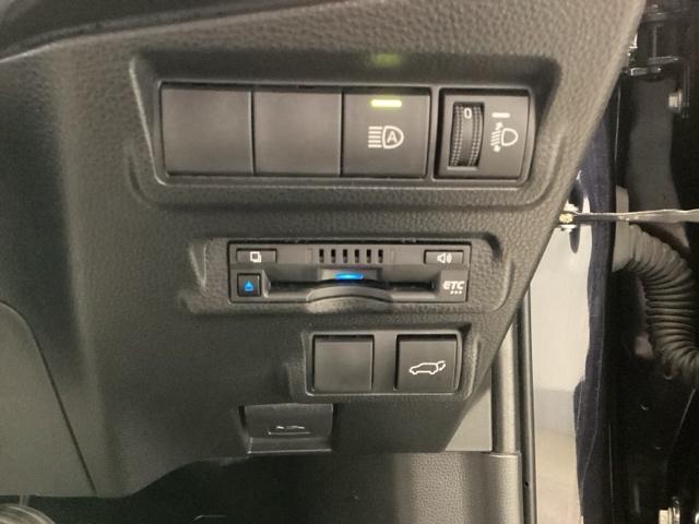 カローラクロス ハイブリッドＺ　パワーバック　電動シ－ト　ＵＳＢ接続　ドライブレコーダ　シ－トヒ－タ－　プリクラッシュセーフティシステム　キーレスエントリー　アイドリングストップ　横滑防止装置　ＡＡＣ　ソナー（26枚目）