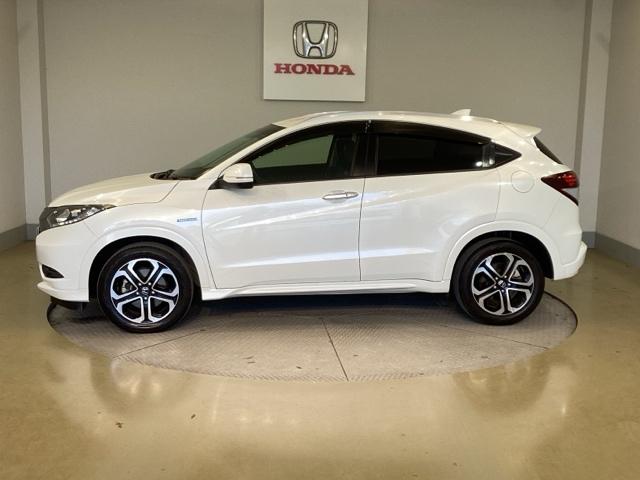 ヴェゼル ハイブリッドＺ　エマージェンシーストップシグナル　ＥＴＣ装備　横滑り防止機能　サイドＳＲＳ　盗難防止　インテリキー　ＤＶＤ再生可　ＡＵＴＯエアコン　パワステ　助手席エアバッグ　オートクルーズ　ＴＶナビ（4枚目）